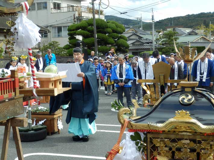 「わっしょい、わっしょい」威勢よく御神輿が踊る！（諏訪神社）美咲町